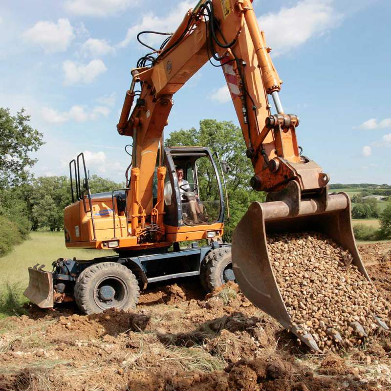 Location pelleteuse avec chauffeur des engins performants pour vos